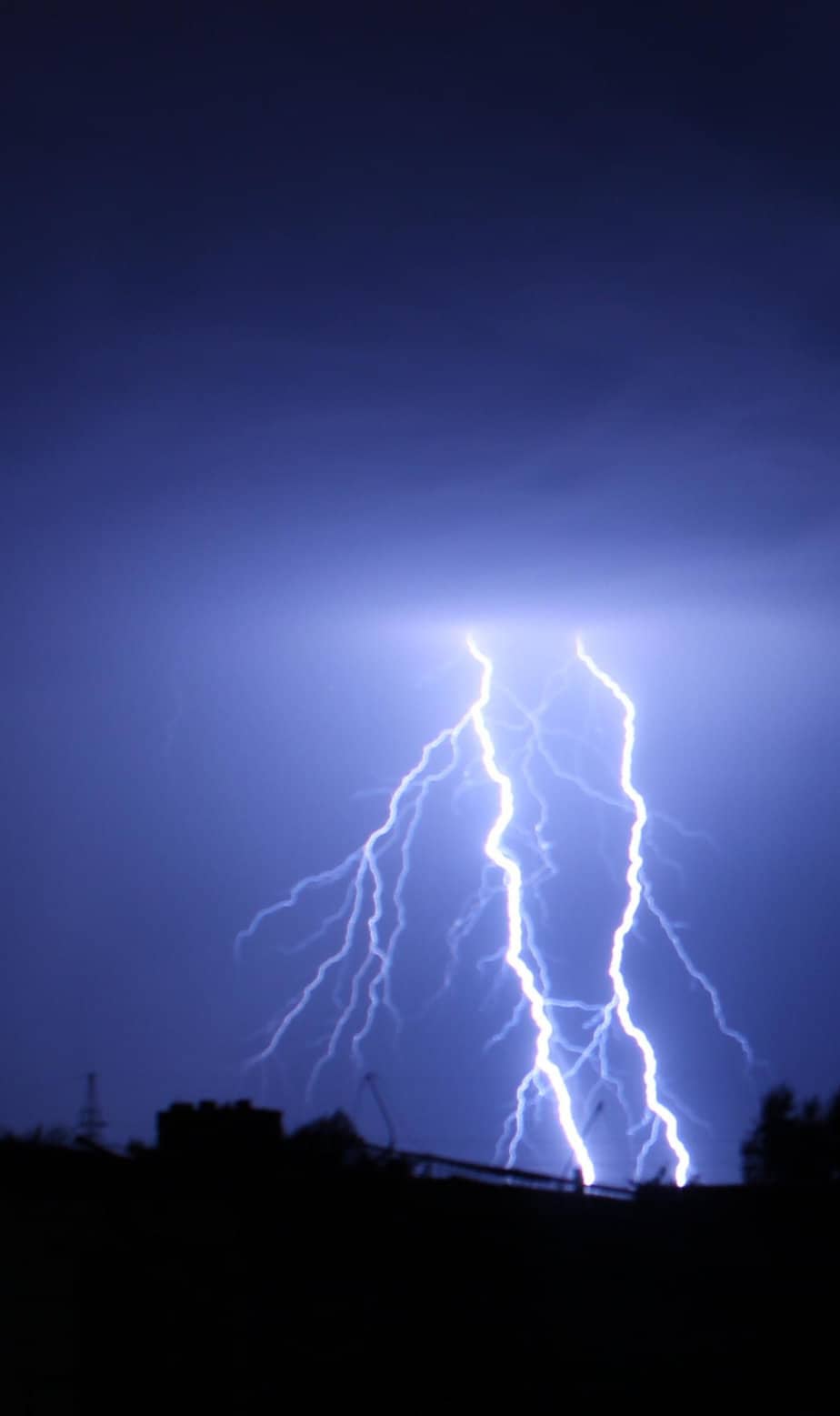 https://blog.norwall.com/wp-content/uploads/2022/08/lightning-city-outage-1068x1800-2247257.jpg